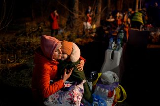 A Ukrainian refugee with her young daughter in the village of Siret, on the border between Ukraine and Romania. February 25, 2022.