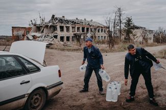 До начала полномасштабной войны в Долгеньком жили около 650 человек, сейчас в селе, где разрушены дома и вся инфраструктура, осталось около 30 человек