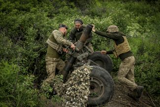 Бойцы 10-й отдельной горно-штурмовой бригады «Эдельвейс» готовят миномет к стрельбе по российским позициям на бахмутском направлении (где именно — не уточняется). Глава ЧВК Вагнера Евгений Пригожин и Минобороны РФ 20 мая <a href="https://meduza.bypassnews.online/news/2023/05/20/prigozhin-ob-yavil-o-polnom-kontrole-nad-bahmutom" rel="noopener noreferrer" target="_blank">объявили</a> о полном захвате Бахмута. Украинская сторона <a href="https://meduza.bypassnews.online/news/2023/05/20/eto-nepravda-vsu-o-polnom-kontrole-chvk-vagnera-nad-bahmutom" rel="noopener noreferrer" target="_blank">признает</a>, что ситуация в городе критическая, но утверждает, что бои на окраинах еще продолжаются