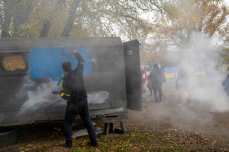 Житель Херсона закрашивает символ Z на кузове автомобиля после освобождения города украинскими военными. Херсон был единственным областным центром Украины, который Россия захватила в ходе полномасштабного вторжения. Город провел в оккупации более восьми месяцев