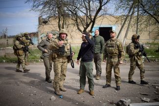 «Имею честь сегодня быть здесь, поблагодарить вас за службу, за то, что защищаете нашу землю, Украину, наши семьи. Поздравляю вас с праздниками, с Пасхой, и желаю вам только победы — того, чего желаю каждому украинцу, что очень важно для нас всех», — сказал президент на встрече с военными