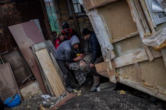 Соседи и врачи эвакуируют раненого жителя Херсона во время российского удара по городу. К 15 часам 24 ноября по киевскому времени Херсон обстреляли 17 раз, <a href="https://t.me/stranaua/76965" rel="noopener noreferrer" target="_blank">сообщила</a> начальник Херсонской военной администрации Галина Луговая