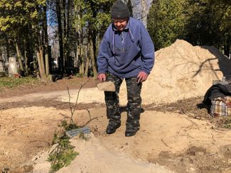 Alexander Yermak at Valentina Pinchuk’s grave