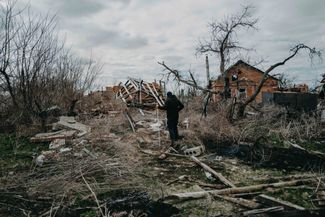 Окрестности Долгенького, как и других украинских населенных пунктов, где шли бои, требуют разминирования. В земле остается множество боеприпасов. В феврале в Долгеньком <a href="https://t.me/synegubov/8453" rel="noopener noreferrer" target="_blank">погибли</a> два человека, подорвавшись на мине, еще один мирный житель получил ранение