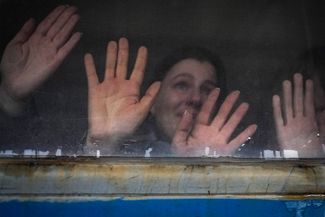 People bid their relatives farewell before leaving for Lviv. Kyiv, March 3, 2022