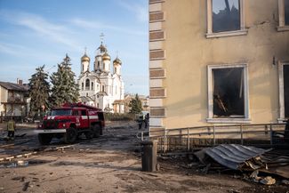 Пожарная машина на улице в Константиновке после обстрела