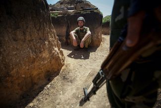 Украинский военнослужащий на передовой в Красногоровке, городе в 22 километрах от Донецка