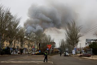 Дым поднимается над городом после артиллерийского обстрела. 