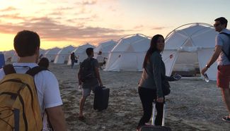 Посетители прибывают на площадку Fyre Festival, 27 апреля 2017 года