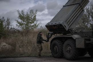 Военнослужащие 59-й бригады ВСУ готовят к удару по российским позициям под Авдеевкой реактивную систему залпового огня «Град»