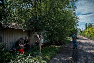 Жители многих прифронтовых сел и городов зачастую не могут быстро получить необходимую медицинскую помощь или другие предметы первой необходимости. Одно из таких мест — село Платоновка Донецкой области, где осталось всего пять жителей — все они пожилые. Им помогают волонтеры