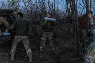 Подвоз боеприпасов для артиллеристов ВСУ на линию фронта под Бахмутом