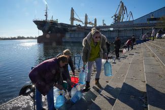 15 ноября 2022 года. Во время отступления российские войска вывели из строя часть инфраструктурных объектов города. В ряде районов нет водоснабжения, и для многих жителей Херсона единственным источников воды сейчас является Днепр