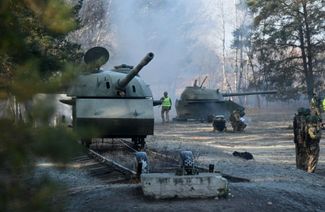 Танковые учения на полигоне под Киевом. Учения прошли во время визита Бориса Писториуса — министра обороны Германии. 21 ноября Германия объявила о новом пакете военной помощи Украине на 1,3 миллиарда евро. Как <a href="https://www.rbc.ua/rus/news/iris-t-snaryadi-ta-insha-zbroya-pistorius-1700572228.html" rel="noopener noreferrer" target="_blank">сообщает</a> «РБК-Украина», новый пакет включает четыре системы IRIS-T, 20 тысяч артиллерийских снарядов калибра 155 миллиметров, противотанковые мины и другое вооружение