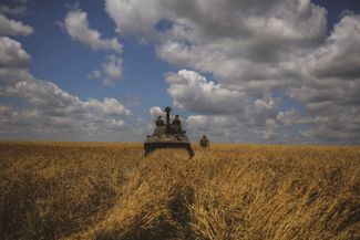 Украинские солдаты патрулируют линию фронта под Угледаром