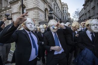 Противники Бориса Джонсона устроили флешмоб у его резиденции: пили пиво из стаканов под техно и кричали: «Это рабочее мероприятие!» Лондон, 14 января 2022 года