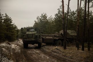 Военнослужащие ВСУ, несмотря на все разговоры о <a href="https://meduza.bypassnews.online/feature/2024/01/06/pochemu-voyna-v-ukraine-zashla-v-tupik-budet-li-v-rossii-novaya-volna-mobilizatsii-i-stoit-li-zhdat-esche-odnogo-ukrainskogo-kontrnastupleniya" rel="noopener noreferrer" target="_blank">позиционном тупике</a>, <a href="https://meduza.bypassnews.online/feature/2023/12/12/vse-vyglyadit-tak-chto-zaluzhnyy-budet-ballotirovatsya" rel="noopener noreferrer" target="_blank">разногласия</a> в руководстве Украины и сокращение <a href="https://meduza.bypassnews.online/feature/2024/01/04/2023-god-zakonchilsya-dlya-vsu-tyazhelo-iz-za-nedostatka-zapadnoy-pomoschi-vnutrennih-konfliktov-i-nastupleniya-vs-rf-znachit-li-vse-eto-chto-ukraina-mozhet-proigrat-voynu" rel="noopener noreferrer" target="_blank">западной помощи</a>, продолжают противостоять ВС РФ в самых горячих точках фронта. На фото — украинские артиллеристы готовятся к нанесению удара по российским позициям в Донецкой области с помощью шведской самоходной установки (САУ) Archer («Лучник»)