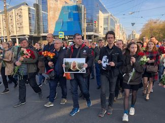 Proсession on the day of Irina Slavina’s funeral in Nizhny Novgorod on October 6, 2020.