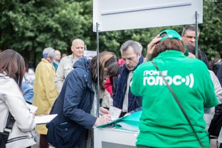 Сбор подписей за кандидатов в Мосгордуму во время «Московского дня подписи» на Цветном бульваре. 30 июня 2019 года