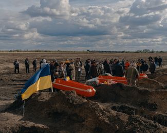 Похороны Дениса Козыря, его жены Нины и ее матери. Денис был сыном погибшего Андрея Козыря. Именно он собрал жителей Грозы в кафе на поминки по отцу