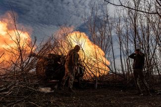 Момент удара ВСУ по позициям российских войск под Бахмутом из артиллерийского орудия