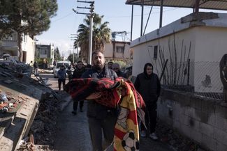 Он завернул тело сына в одеяло — а вся семья стояла рядом и плакала. В соседнем доме погибли четыре ребенка, их трупы вытащили до моего приезда. Рядом была привязана собака этих детей. Она все смотрела по сторонам — искала своих хозяев.