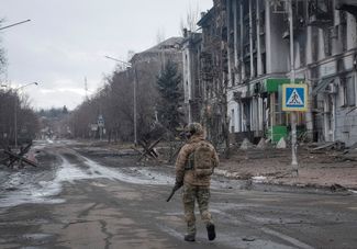 Боец ВСУ патрулирует улицы Бахмута