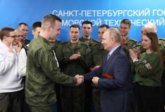 Владимир Путин встречается со студентами, участвующими в войне в Украине, 26 января 2024 года<br>