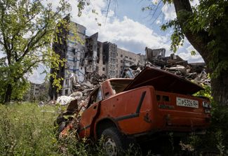 Многоэтажные жилые дома, поврежденные артиллерийскими обстрелами, в Угледаре