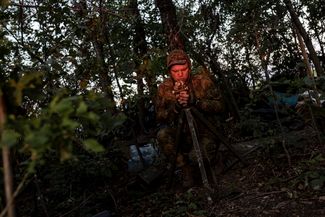 Боец ВСУ готовится стрелять из миномета в направлении российских позиций под Бахмутом