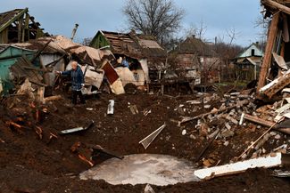 Жительница Краматорска возле воронки, оставшейся после попадания российского снаряда во двор ее дома. 19 ноября армия РФ <a href="https://www.rbc.ua/ukr/news/rosiyski-viyskovi-obstrilyali-kramatorsk-1668863193.html" rel="noopener noreferrer" target="_blank">обстреляла</a> Краматорск, удары пришлись по частному сектору. О пострадавших не сообщается