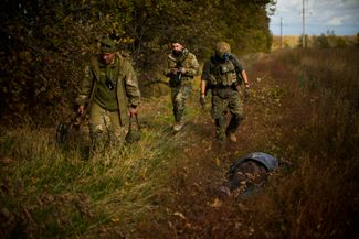 Украинские саперы возле тела человека, подорвавшегося на российской мине в селе Граково Харьковской области, которое ВСУ <a href="https://meduza.bypassnews.online/news/2022/09/09/zelenskiy-zayavil-chto-ukrainskaya-armiya-osvobodila-bolee-30-naselennyh-punktov-v-harkovskoy-oblasti" rel="noopener noreferrer" target="_blank">освободили</a> в результате контрнаступления в начале сентября