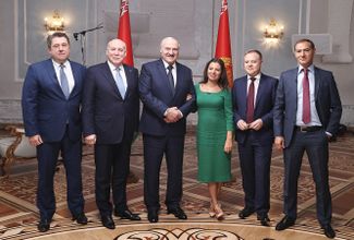 Posing with Alexander Lukashenko following a joint interview in Minsk on September 9, 2020. From left to right: “Pervyi Kanal” anchor Anton Vernitsky, Russian Ambassador to Belarus Dmitry Mezentsev, Belarusian President Alexander Lukashenko, “Russia Today” and “Rossiya Segodnya” editor-in-chief Margarita Simonyan, “Rossiya 1” anchor Evgeny Rozhkov, and “Govorit Moskva” editor-in-chief Roman Babayan.