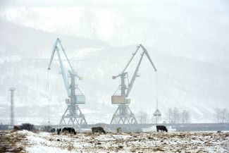 Угольный порт по соседству со строящимся заводом питьевой воды. Поселок Култук