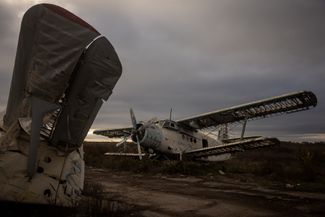 Разбитый самолет Ан-2