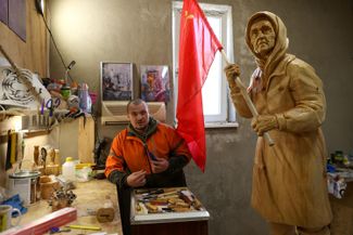 Voronezh-based woodcarver Alexander Ivchenko works on his monument to “Granny Anya,” April 23, 2022