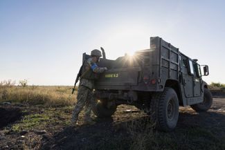 Украинский военный с позывным «Яша» из роты «Код 9.2» складывает технику в бронемашину