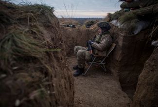 Боец ВСУ в окопе на передовой в Херсонской области