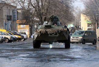 Российская военная техника на улицах Донецка — города, который с апреля 2014 года находится под контролем самопровозглашенной ДНР и России, а в результате «референдума» 30 сентября 2022-го был аннексирован Россией. Донецк часто подвергается обстрелам ВСУ — последний был в ночь на 23 февраля. По <a href="https://eadaily.com/ru/news/2023/02/23/vsu-vypustili-po-donecku-bolee-30-snaryadov-za-dva-chasa" rel="noopener noreferrer" target="_blank">данным</a> местных властей, за два часа украинские военные выпустили по городу около 30 снарядов. О погибших и раненых не сообщалось. В ВСУ этот обстрел не комментировали