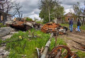 Уничтоженная техника в селе Малая Рогань к востоку от Харькова