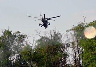 Вертолет в небе над Донецком