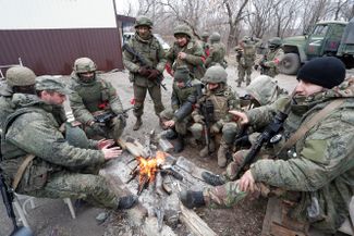 Soldiers wearing no insignia, in the village of Nikolayevka in the self-declared DNR