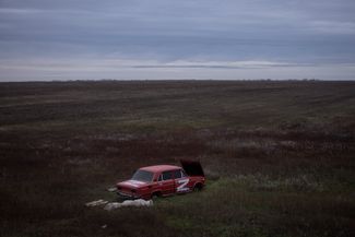 Автомобиль с буквой Z в поле в освобожденной части Херсонской области