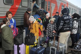 Дети из Белогородской области на вокзале в Тамбове, куда их эвакуировали из-за участившихся обстрелов. По <a href="https://www.rbc.ru/politics/19/03/2024/65f9555c9a7947e71110bd07" rel="noopener noreferrer" target="_blank">данным</a> губернатора Гладкова на 19 марта, из региона вывезли около 9 тысяч детей