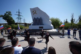 «В торжественном митинге приняли участие несколько сотен человек, в числе которых местные жители, общественники, власти города, ветераны завода „Азовсталь“ и военнослужащие группировки „Восток“, которые организовали концерт, посвященный памятной дате», — сообщало российское государственное информагентство