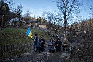 Родные погибшего украинского военного Василия Медвийчука на его похоронах в селе Красник Ивано-Франковской области. Медвийчук погиб 23 декабря на фронте в Запорожской области, ему было 38 лет