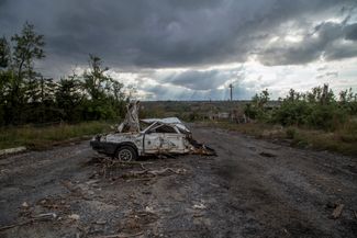 Уничтоженный автомобиль возле села Великая Камышеваха Харьковской области. ВСУ в ходе масштабного контрнаступления, которое началось в Харьковской и Херсонской областях, освободили село, оккупированное российскими силами, в середине сентября