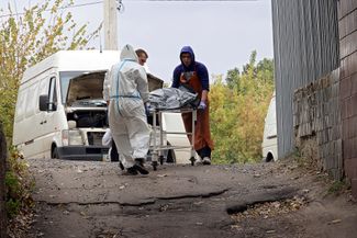 Судмедэксперты передают тела жителей Грозы родственникам для захоронения. 5 октября из-за российского <a href="https://meduza.bypassnews.online/feature/2023/10/05/v-rezultate-obstrela-sela-groza-v-harkovskoy-oblasti-pogibli-50-chelovek" rel="noopener noreferrer" target="_blank">ракетного удара</a> в селе <a href="https://meduza.slack.com/archives/DJHA5UMBQ/p1697015739897529" rel="noopener noreferrer" target="_blank">погибли</a> 55 человек