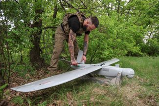 Передовая в Донецкой области. Военнослужащий 10-й отдельной горно-штурмовой бригады ВСУ «Эдельвейс» готовит к запуску беспилотник «Лелека-100»