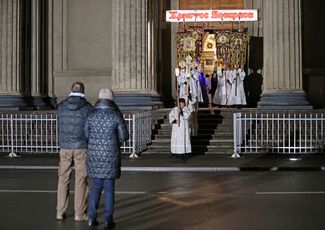 Впервые за 30 лет пасхальная служба в Казанском соборе в Санкт-Петербурге прошла без прихожан. 19 апреля 2020 года